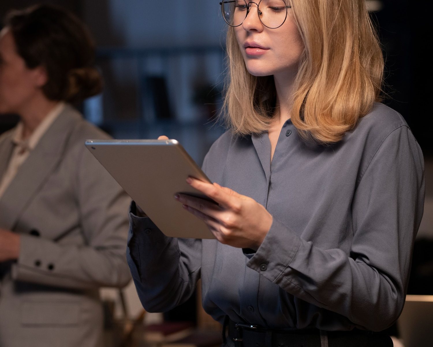blonde-woman-using-tablet (1) blonde-woman-using-tablet (1)